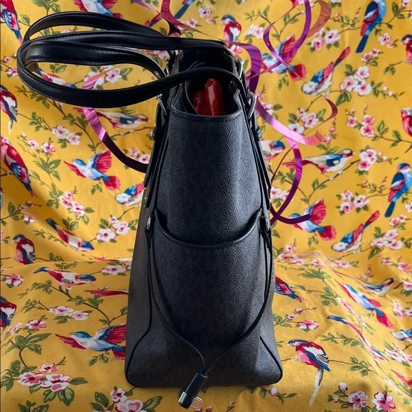 Michael Kors Voyager East West Tote - Picture 4 of 10